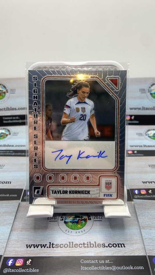 Donruss Fifa - Taylor Kornieck auto